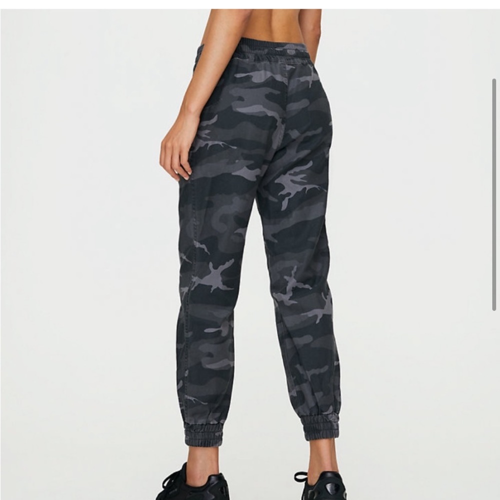 Aritzia TNA Alix Pant Camouflage size S